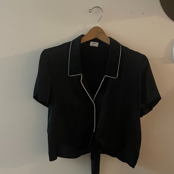 Aritzia Wilfred Free Crop Top Black with White Piping SATIN - Picture 1 of 2